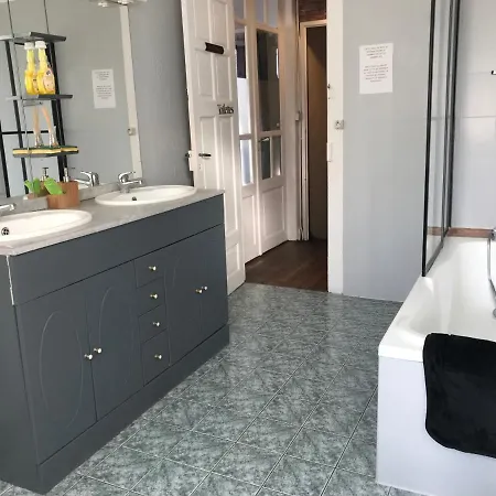 Chez Franck Et Sandra , Plein Centre Ville, 1 Er Etage לינה וארוחת בוקר *