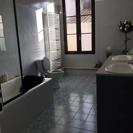 לינה וארוחת בוקר Chez Franck Et Sandra , Plein Centre Ville, 1 Er Etage סנט-מנו